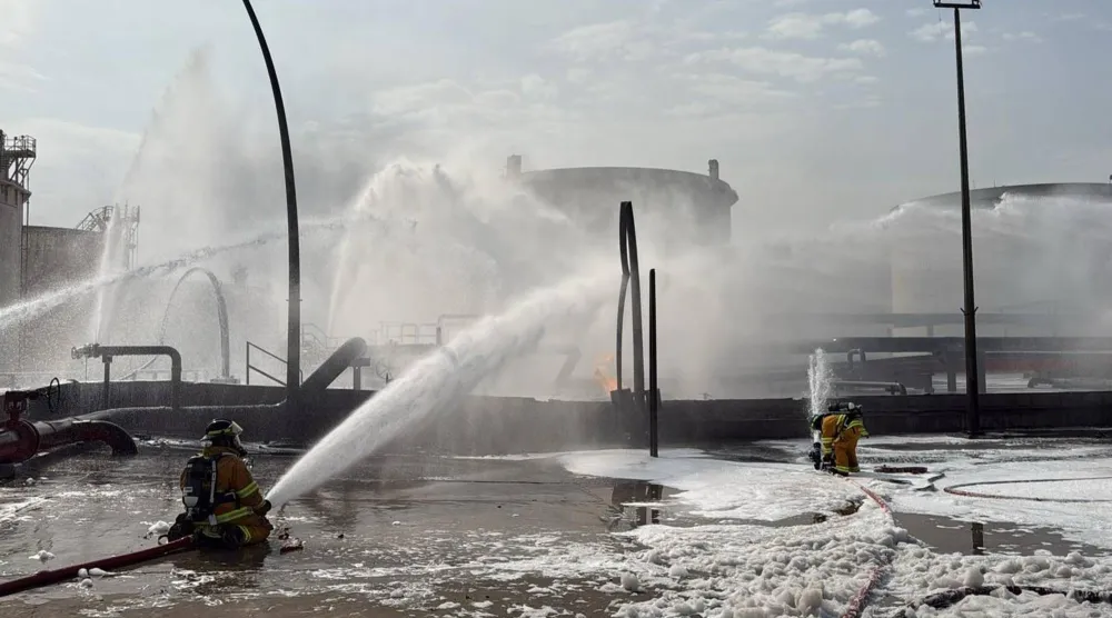 رجال الإطفاء في البحرين يخمدون حريقاً تسببت به هجمات إيرانية (أ.ب)