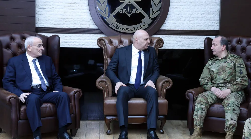 الرئيس اللبناني جوزيف عون يتوسط وزير الدفاع ميشال منسى وقائد الجيش العماد رودولف هيكل في قيادة الجيش (الرئاسة اللبنانية)