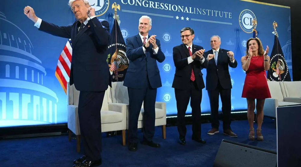 الرئيس الأميركي دونالد ترمب يرقص باحتفال خاص مع الأغلبية الجمهورية في مجلس النواب بفلوريدا الاثنين (أ.ف.ب)