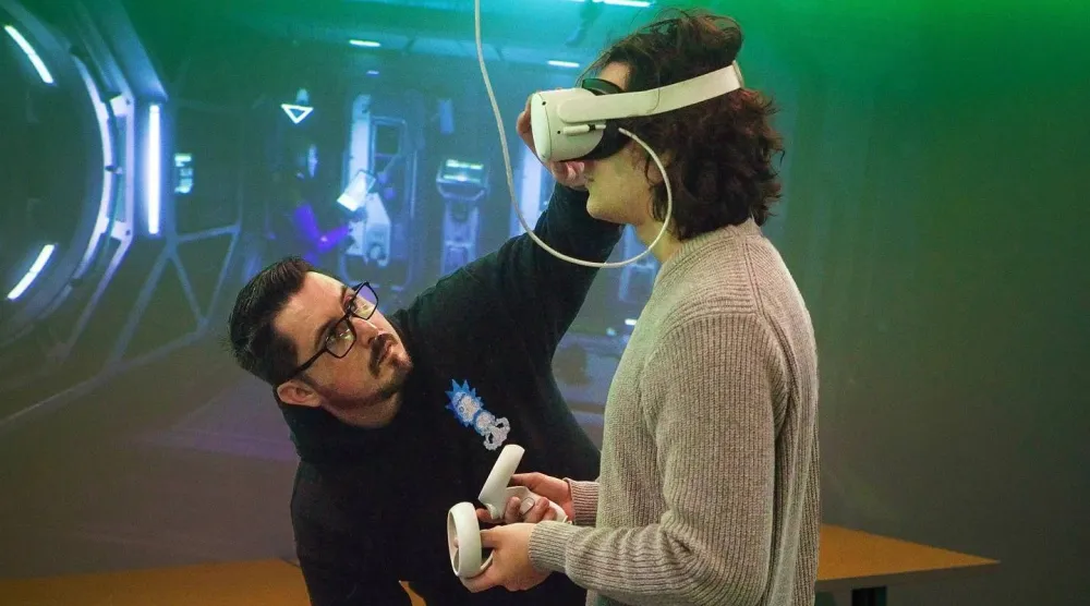 الواقع الافتراضي يتيح للمستخدم الانغماس في بيئة ثلاثية الأبعاد تفاعلية (جامعة أوريغون)