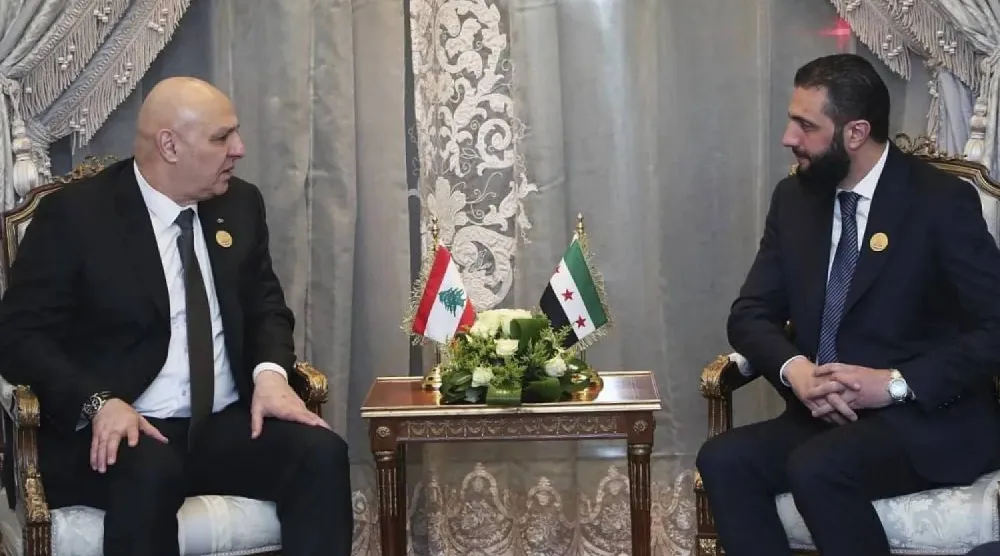 الرئيس اللبناني جوزيف عون يلتقي الرئيس السوري أحمد الشرع خلال القمة العربية في مصر... 4 مارس 2025 (أ.ب)