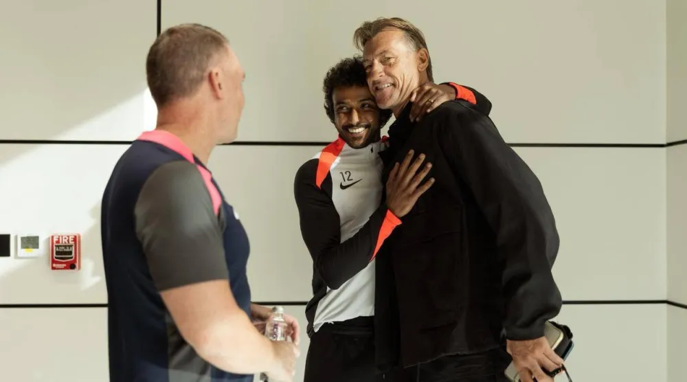 رينارد خلال زيارته للقادسية والتقاء لاعبي «الأخضر» المحتملين (نادي القادسية)