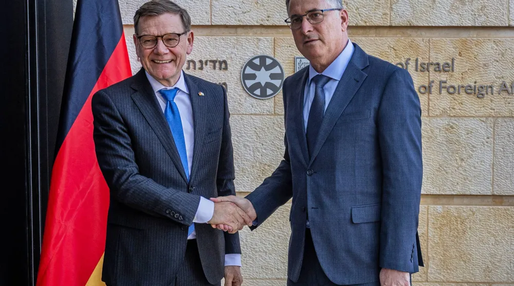 وزير الخارجية الإسرائيلي جدعون ساعر (يمين) يستقبل نظيره الألماني يوهان فاديفول في القدس (أ.ب)