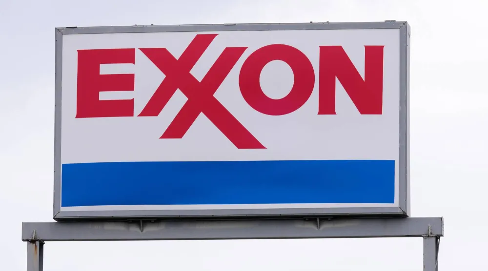 لافتة محطة وقود «إكسون» في دالاس (أ.ب)