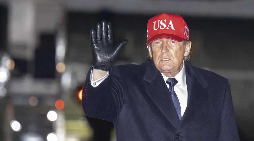الرئيس الأميركي دونالد ترمب بعد وصوله إلى قاعدة أندروز الجوية بولاية ميريلاند الأحد (أ.ف.ب)