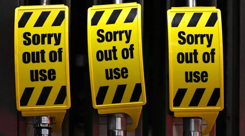 لافتات «خارج الخدمة» على مضخات البنزين الخالي من الرصاص والديزل في محطة وقود بمدينة كامبريدج شرق إنجلترا (أ.ف.ب)