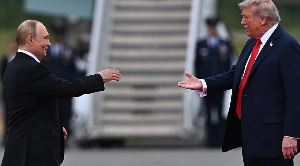 الرئيس الأميركي دونالد ترمب (يمين) يستقبل الرئيس الروسي فلاديمير بوتين لدى وصولهما إلى ألاسكا عام 2025 (د.ب.أ)