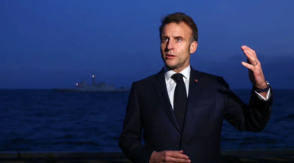 الرئيس الفرنسي إيمانويل ماكرون متحدثاً للصحافة بمناسبة زيارته الاثنين لحاملة الطائرات «شارل ديغول» الموجودة قبالة شاطئ جزيرة كريت اليونانية (أ.ب)