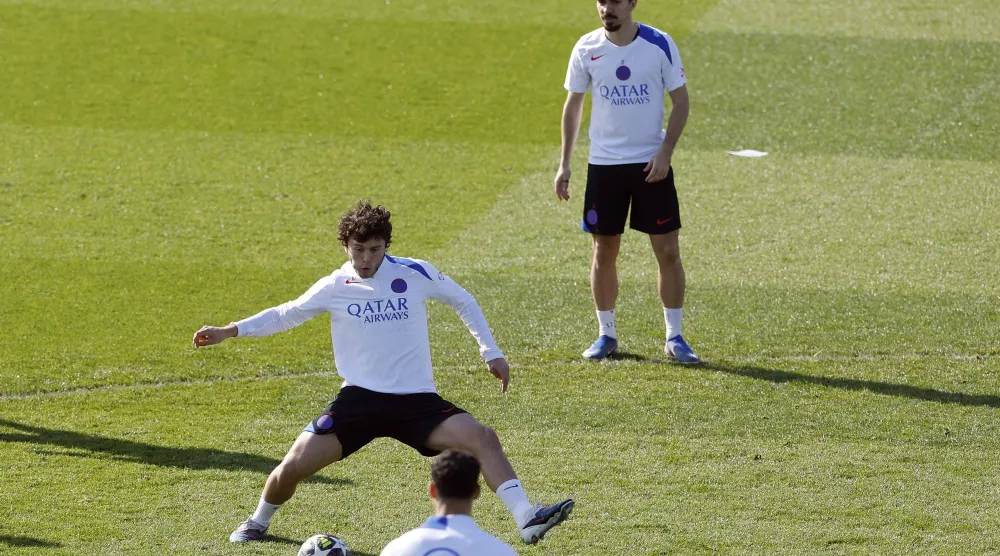 البرتغالي جواو نيفيز لاعب وسط فريق باريس سان جيرمان يتدرب بالكرة (إ.ب.أ)