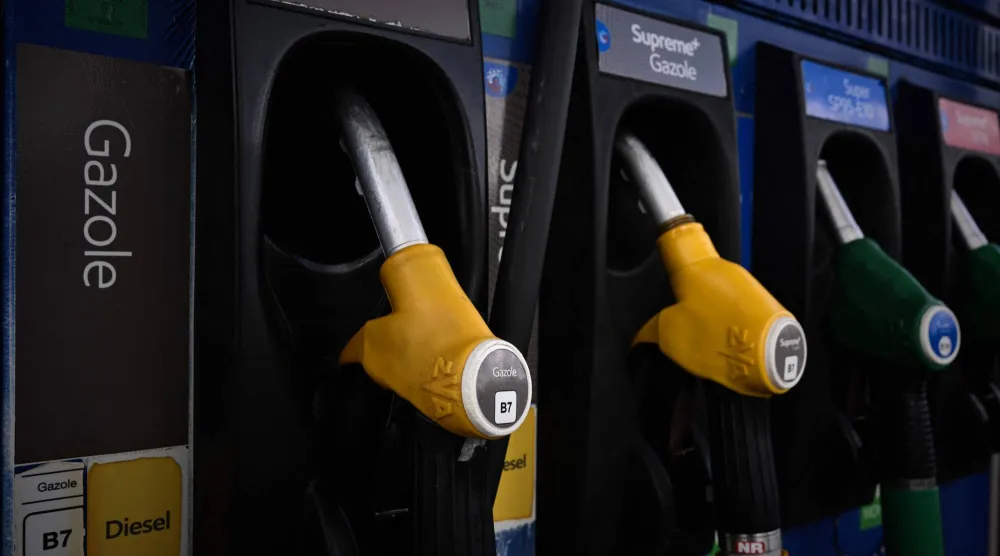 فوهات مضخات البنزين والديزل في محطة وقود بمدينة بروج بالقرب من بوردو جنوب غربي فرنسا (أ.ف.ب)