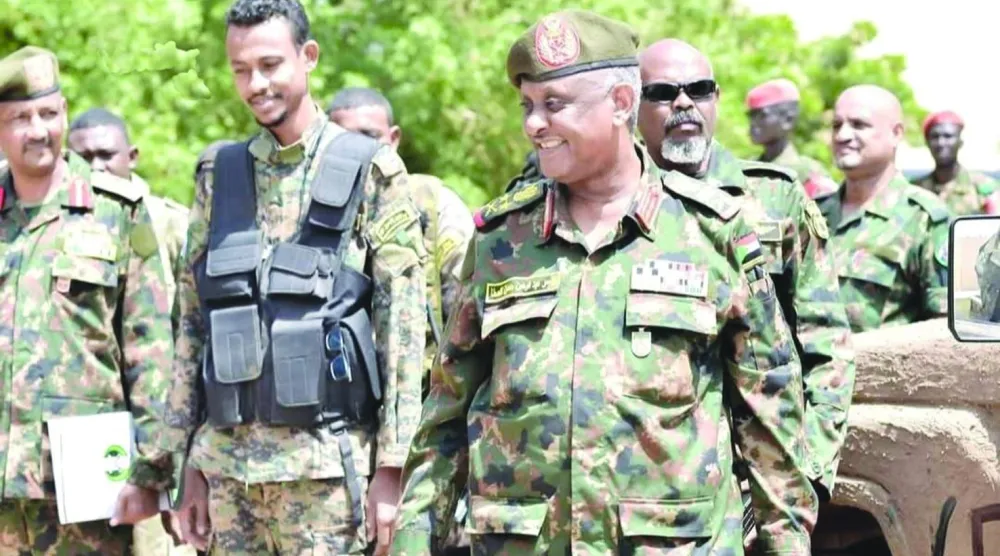 قائد «لواء البراء بن مالك» المصباح طلحة (وسط) يقف على يمين مساعد القائد العام للجيش السوداني ياسر العطا (متداولة)