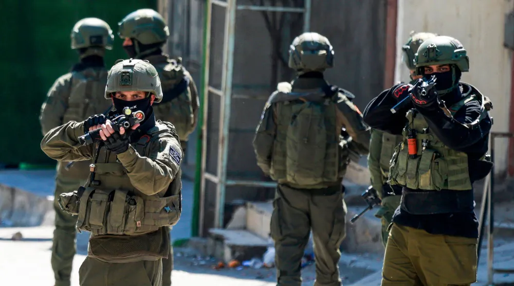 جنود إسرائيليون خلال عملية اقتحام لمخيم للاجئين في شرق نابلس بالضفة الغربية المحتلة (أ.ف.ب)