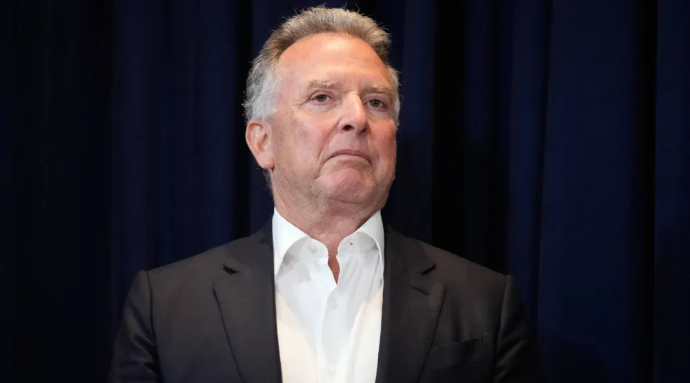 المبعوث الخاص للبيت الأبيض إلى الشرق الأوسط ستيف ويتكوف يستمع بينما يتحدث الرئيس الأميركي دونالد ترمب في مؤتمر صحافي في 9 مارس 2026 في ولاية فلوريدا (أ.ب)