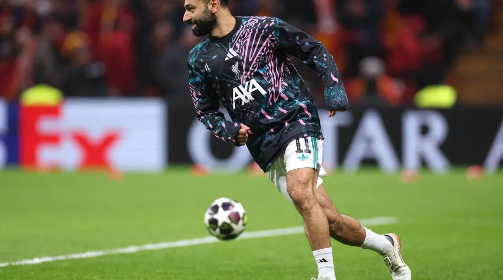 المصري محمد صلاح في إحماء ما قبل مواجهة غلاطة سراي في دوري الأبطال (رويترز)