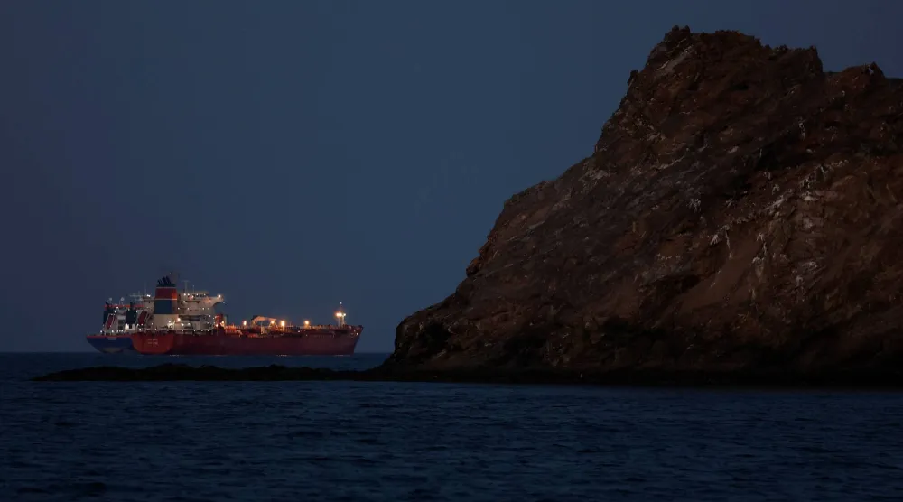 ناقلة النفط «كاليستو» ترسو في مسقط بسلطنة عمان وسط تراجع حركة الملاحة في مضيق هرمز 10 مارس 2026 (رويترز)