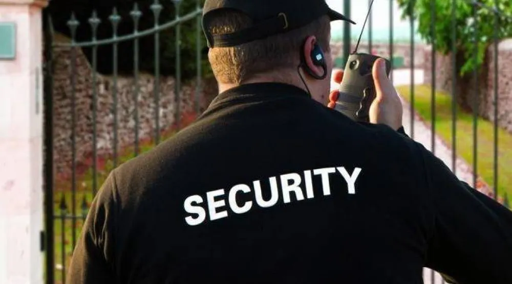 تعبيرية لعنصر أمن في شركة خاصة 
