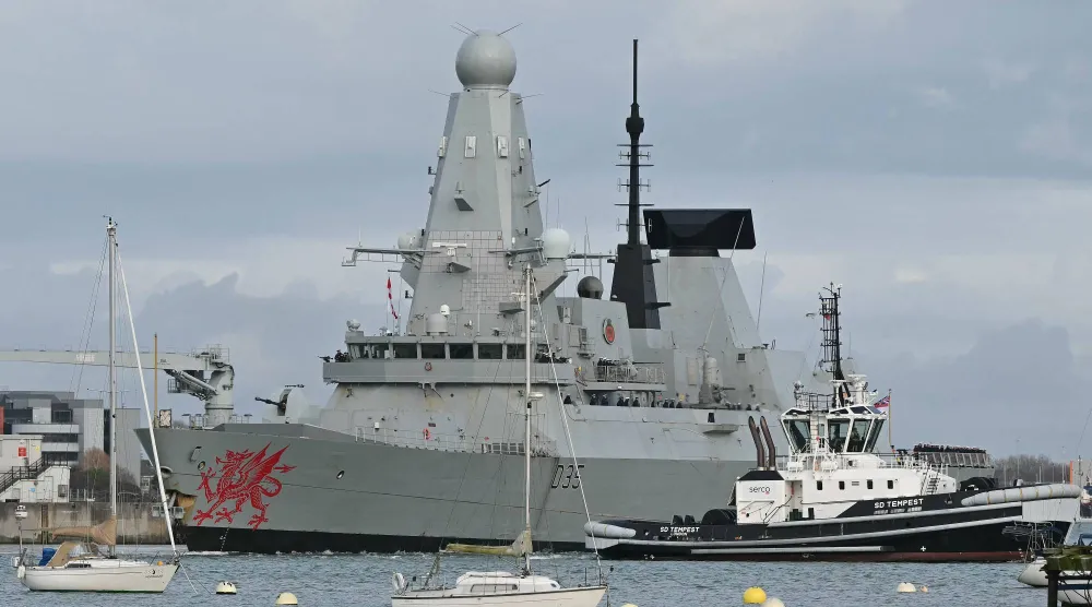 سفينة «إتش إم إس دراغون» وهي مدمرة تابعة للبحرية الملكية البريطانية يتم توجيهها بواسطة قوارب القطر في أثناء مغادرتها قاعدة بورتسموث البحرية الملكية على الساحل الجنوبي لإنجلترا 10 مارس 2026 (أ.ف.ب)