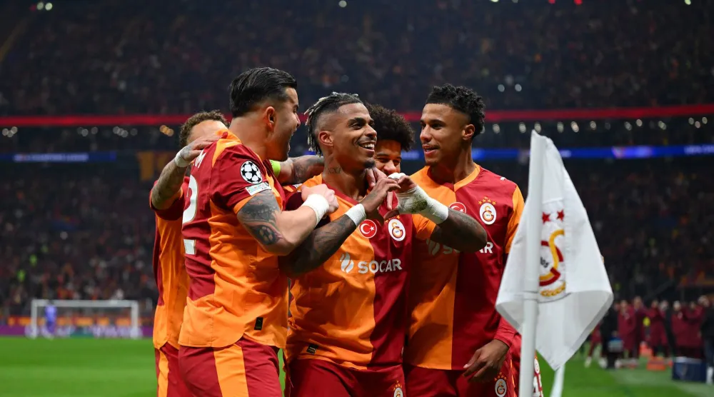 فرحة لاعبي غلاطة سراي التركي بهدف الفوز على ليفربول الإنجليزي (أ.ف.ب) 