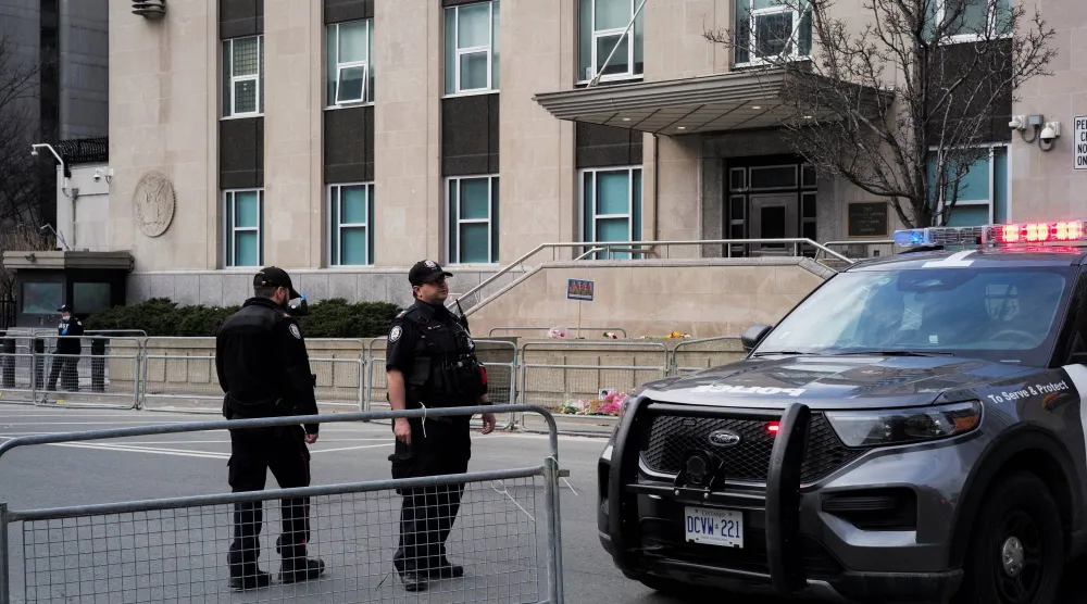 عناصر شرطة يقفون للحراسة في القنصلية الأميركية في تورنتو بكندا 10 مارس 2026 (رويترز)