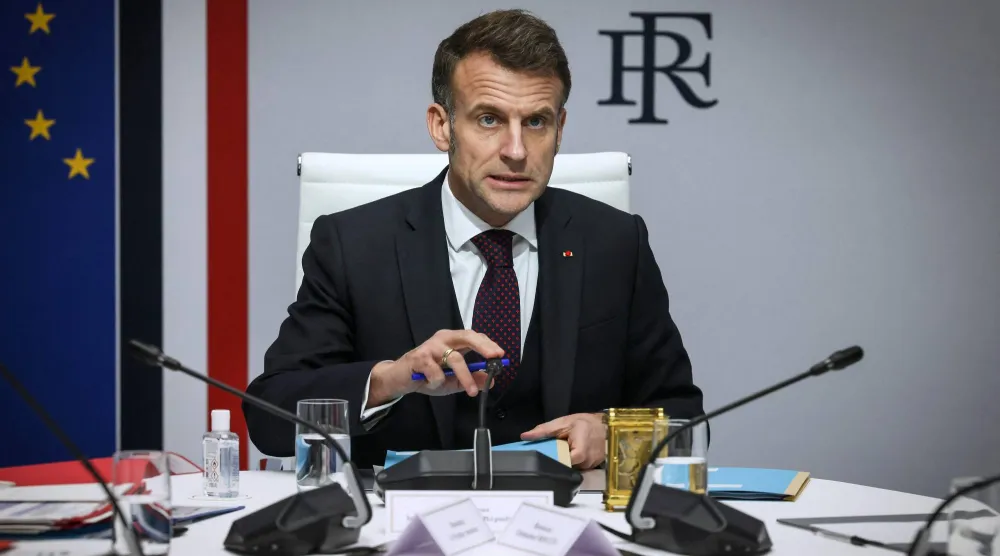 الرئيس الفرنسي إيمانويل ماكرون يتحدث خلال اجتماع مجلس الدفاع الوطني في قصر الإليزيه في باريس في 10 مارس 2026 (أ.ف.ب) 