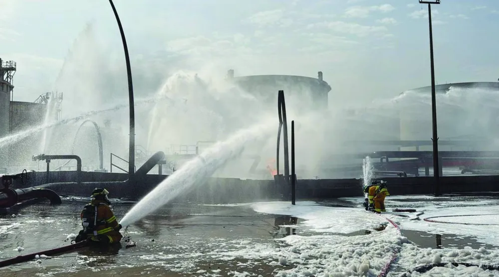 
رجال الإطفاء في البحرين يخمدون حريقاً تسببت به هجمات إيرانية (أ.ب)