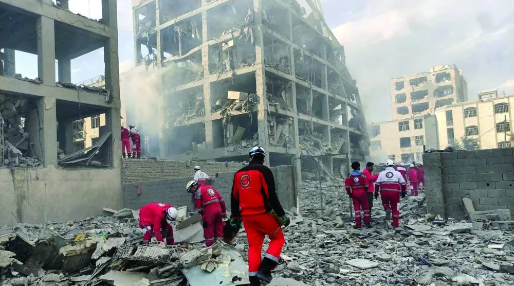 
فرق الإنقاذ تعمل في موقع تضرر جراء غارة جوية أميركية ــ إسرائيلية في «ميدان رسالت» بطهران أمس (د.ب.أ)