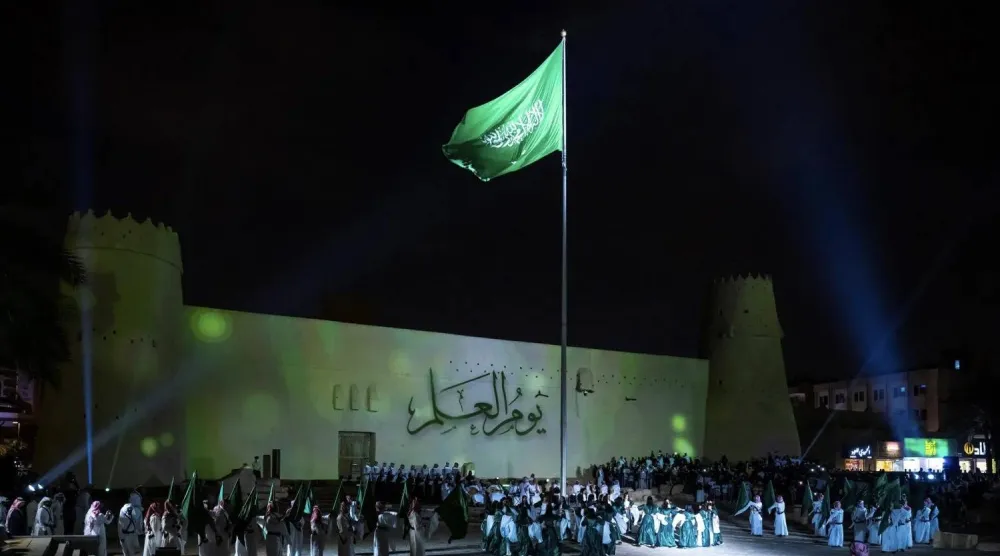 العلم السعودي بدلالاته العظيمة التي تشير إلى التوحيد والعدل والقوة والنماء والرخاء (واس)