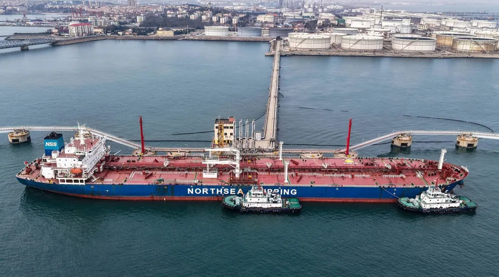 ناقلة نفط تُفرّغ حمولتها من النفط الخام في محطة بميناء تشينغداو في مقاطعة شاندونغ شرق الصين (أ.ف.ب)