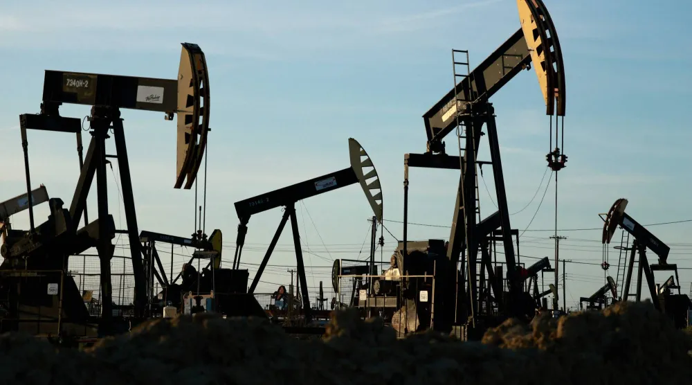 تعمل مضخات النفط بينما تتوقف أخرى عن العمل في حقل بيلريدج النفطي بكاليفورنيا (أ.ف.ب)