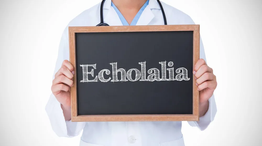 لماذا يكرر طفلي الكلمات... ويجيب بصدى السؤال؟