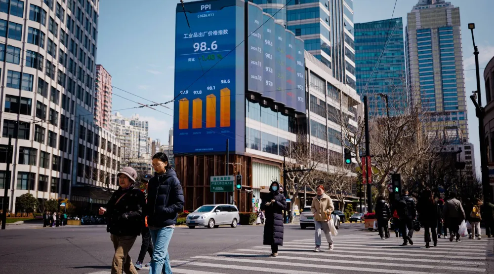 شاشة عملاقة تعرض حركة الأسهم في مدنية شنغهاي الصينية (إ.ب.أ)