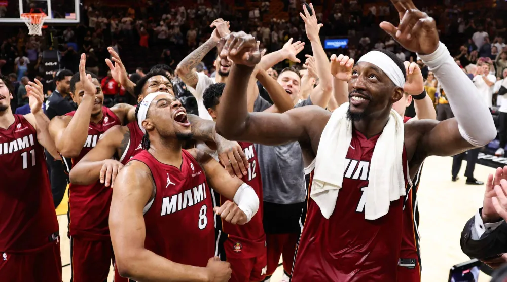 بام أديبايو يحتفي برقمه الكبير (أ.ف.ب)