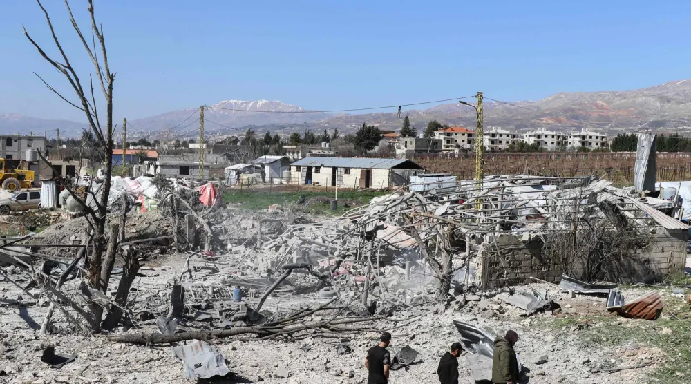 جانب من الدمار في البقاع اللبنانية بعد غارة إسرائيلية اليوم (أ.ف.ب)