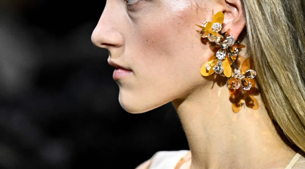 أقراط لافتة في عرض «ميو ميو» (أ.ف.ب)