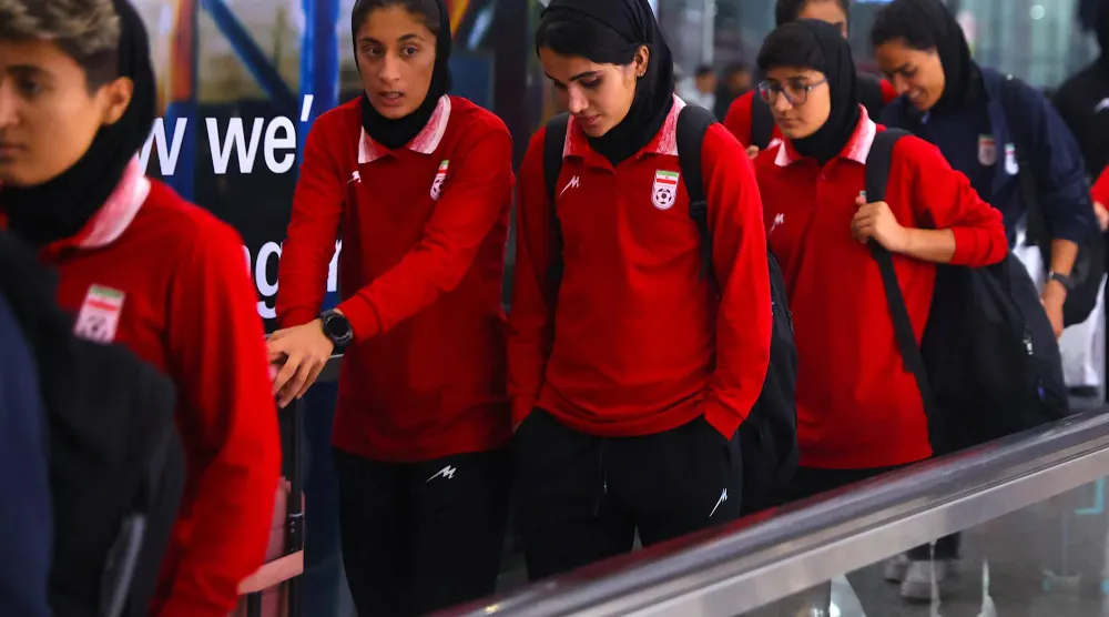 السفير الإيراني استقبل الفريق لدى وصوله للعاصمة الماليزية كوالالمبور (إ.ب.أ)