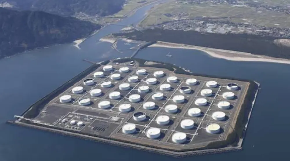 صورة جوية تُظهر قاعدة تخزين النفط الوطنية في شيبوشي بمحافظة كاغوشيما (رويترز)