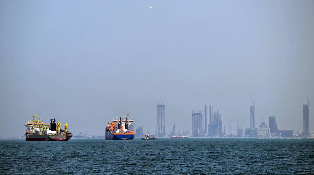 سفن تجارية تظهر قبالة سواحل دبي (أ.ف.ب)