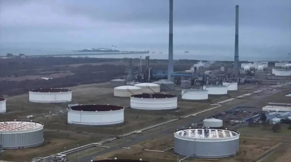 صهاريج لتخزين النفط والغاز على أطراف العاصمة الألمانية برلين (إكس)