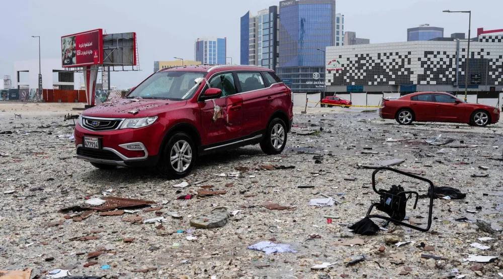 حجم الأضرار التي خلفتها غارة بطائرة مسيرة في منطقة السيف بالمنامة (أ.ف.ب)