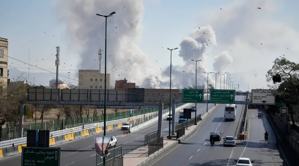 أعمدة دخان تتصاعد مع استهداف غارات جوية مدينة طهران بإيران 5 مارس 2026 (أ.ب)