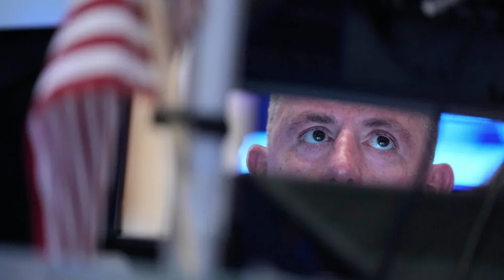 متداول يعمل في بورصة نيويورك (أ.ب)