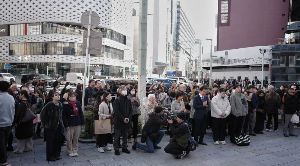 وقفة حداد بمناسبة في العاصمة اليابانية طوكيو في ذكرى زلزال مدمر أسفر عن تسونامي وكارثة نووية (أ.ب)