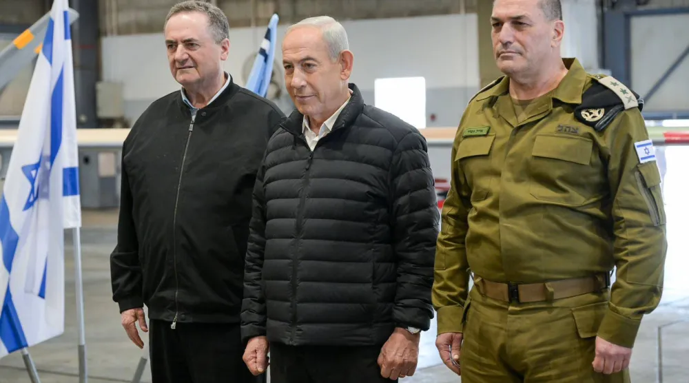 رئيس الوزراء الإسرائيلي بنيامين نتنياهو ووزير الدفاع يسرائيل كاتس ورئيس الأركان إيال زامير (د.ب.أ)