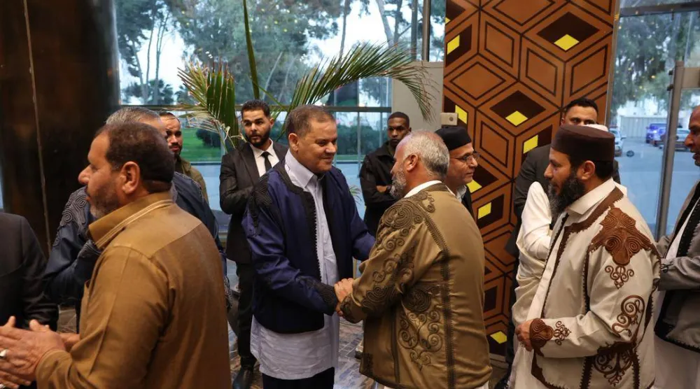 الدبيبة خلال لقاء مع قادة وأعيان مدينة الزاوية الليبية على مائدة إفطار رمضاني (مكتب الدبيبة)

