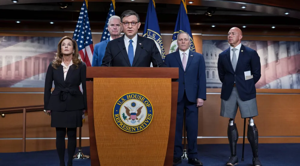 رئيس مجلس النواب مايك جونسون الجمهوري عن ولاية لويزيانا خلال مؤتمر صحافي مع نواب جمهوريين يتحدثون فيه عن الحرب ضد إيران... في مبنى الكابيتول في واشنطن 4 مارس 2026 (أ.ب)