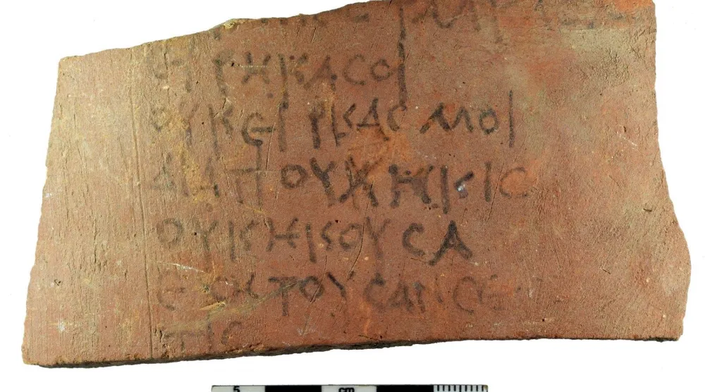 أوستراكا أثرية عليها نقوش قديمة في سوهاج (وزارة السياحة والآثار)