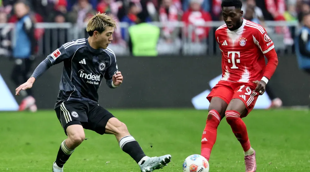 ألفونسو ديفيز لاعب بايرن ميونيخ (يمين) (إ.ب.أ)