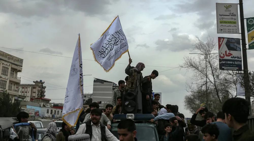 أفغان يهتفون بشعارات مناهضة لباكستان خلال احتجاج على الغارات الجوية الباكستانية في أعقاب الاشتباكات عبر الحدود بين البلدين... كابل 6 مارس 2026 (إ.ب.أ)