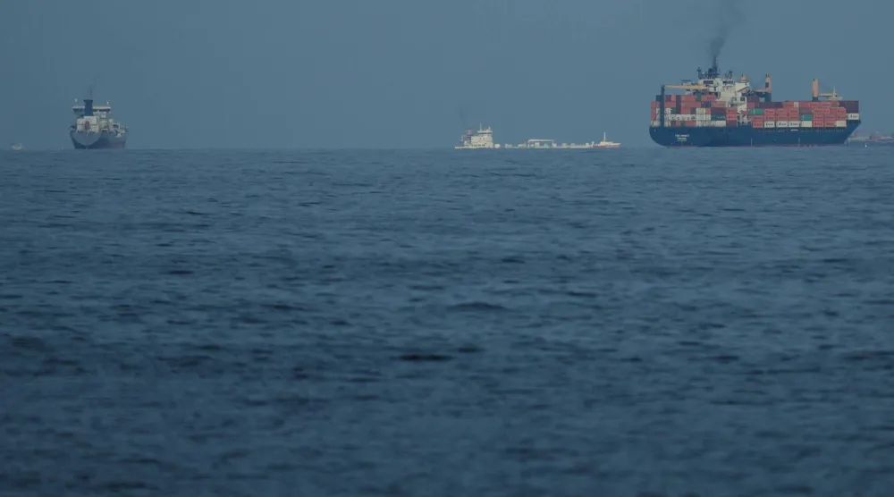 سفن شحن تبحر بالقرب من مضيق هرمز اليوم (أ.ب)