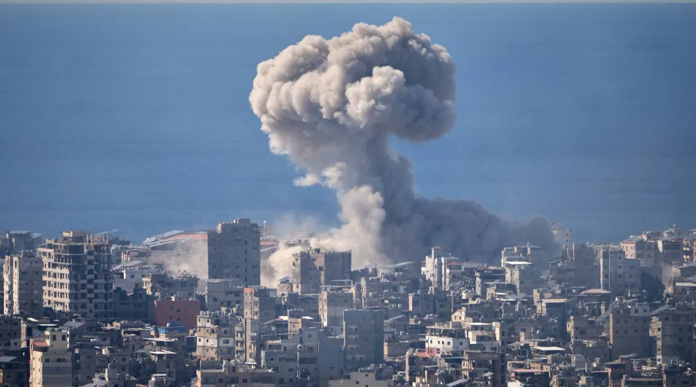 تصاعد الدخان جراء الغارات الإسرائيلية على الضاحية الجنوبية لبيروت (أ.ب)